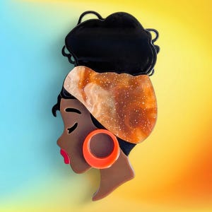 オレンジ色のヘッドスカーフを巻いたかわいい黒人女性アフリカ系アメリカ人女性レーザーカットアクリルピンブローチ