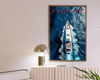 Peut inclure: Une affiche encadrée avec le texte "YACHT CLUB" en lettres rouges. L'affiche présente une vue aérienne d'un yacht blanc naviguant sur un océan bleu.