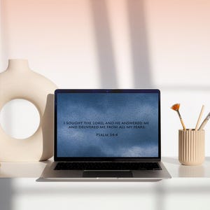 Może przedstawiać: Laptop z niebieskim dżinsowym tłem na ekranie. Na ekranie wyświetla się tekst "Szukałem Pana, a On mi odpowiedział, uwolnił mnie od wszystkich moich lęków. Psalm 34:4".