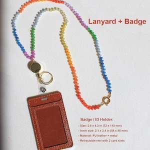 Puede incluir: Un conjunto de cord&oacute;n y porta credenciales con una cadena de cuentas multicolor en degradado de arco&iacute;ris. El porta credenciales rectangular marr&oacute;n mide 72 x 110 mm con un tama&ntilde;o interior de 54 x 85 mm, e incluye un carrete retr&aacute;ctil.