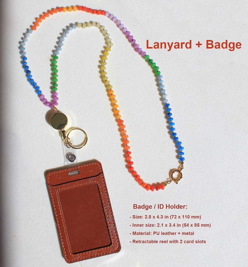 Puede incluir: Un conjunto de cord&oacute;n y porta credenciales con una cadena de cuentas multicolor en degradado de arco&iacute;ris. El porta credenciales rectangular marr&oacute;n mide 72 x 110 mm con un tama&ntilde;o interior de 54 x 85 mm, e incluye un carrete retr&aacute;ctil.