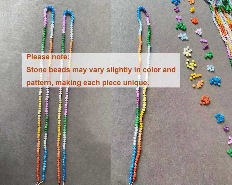 Puede incluir: Tres largos hilos de cuentas de piedra multicolor dispuestos en un patr&oacute;n vertical. Las cuentas presentan un degradado de tonos azules, morados, blancos, verdes, amarillos y naranjas. El texto superpuesto dice: Please note: Stone beads may vary slightly in color and pattern, making each piece unique.