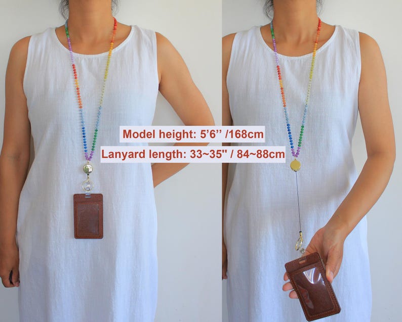 Puede incluir: Un cord&oacute;n de cuentas con los colores del arco&iacute;ris que incluye un carrete retr&aacute;ctil y un porta credenciales vertical marr&oacute;n. La longitud es de 84 a 88 cm. El texto dice: Model height: 5'6" /168cm y Lanyard length: 33~35" / 84~88cm.