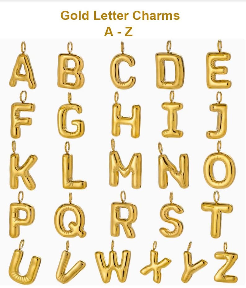 Puede incluir: Una colecci&oacute;n de dijes de letras de metal de color dorado de la A a la Z, cada uno con una peque&ntilde;a anilla circular en la parte superior para su fijaci&oacute;n. Las letras tienen un aspecto liso, redondeado y abombado con acabado met&aacute;lico.