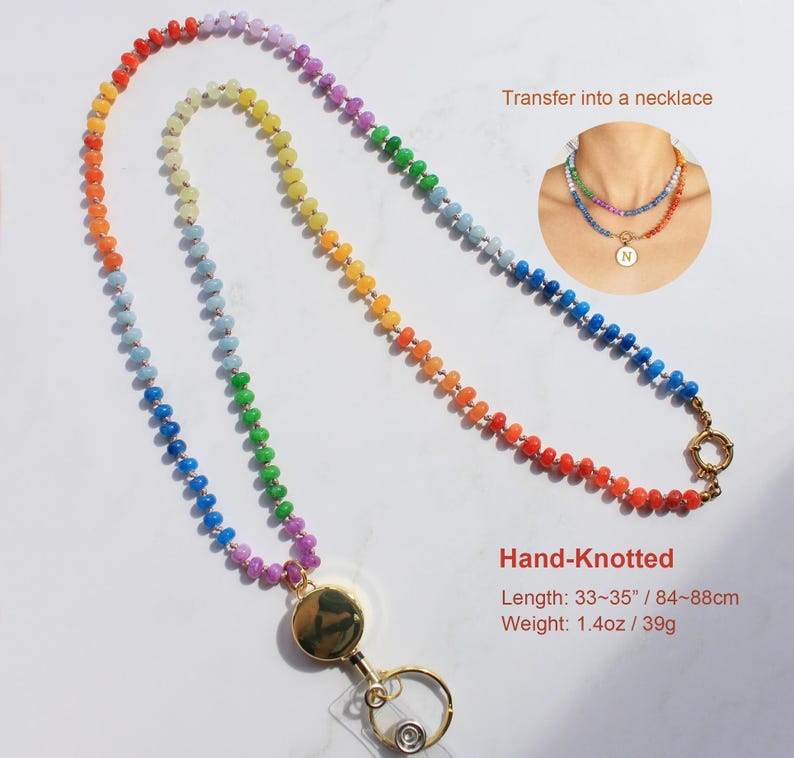Puede incluir: Un cord&oacute;n de cuentas con los colores del arco&iacute;ris, un carrete retr&aacute;ctil dorado y un llavero. El texto incluye: Transfer into a necklace, Hand-Knotted, Length: 84-88cm, Weight: 39g.