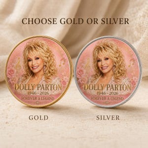 K&ouml;nnte beinhalten: Zwei runde Gedenkm&uuml;nzen, eine mit goldfarbenem und eine mit silberfarbenem Rand. Beide zeigen ein Portr&auml;t von Dolly Parton, rosa Rosen, Musiknoten und den Text: CHOOSE GOLD OR SILVER, DOLLY PARTON 1946-2026 FOREVER A LEGEND.