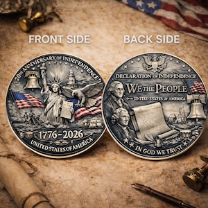Pode incluir: Uma moeda comemorativa detalhada mostrando os lados frontal e traseiro. O lado frontal mostra a Est&aacute;tua da Liberdade, uma &aacute;guia e bandeiras americanas, com o texto "20th Anniversary of Independence 1776-2026". O verso mostra a Declara&ccedil;&atilde;o de Independ&ecirc;ncia.
