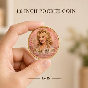 K&ouml;nnte beinhalten: Eine runde, goldfarbene 1,6-Zoll-Taschenm&uuml;nze mit einem Portr&auml;t von Dolly Parton. Die M&uuml;nze hat einen rosafarbenen Hintergrund mit Blumenakzenten, Musiknoten und dem Text Dolly Parton 1946-2026 Forever a Legend in goldener Schrift.
