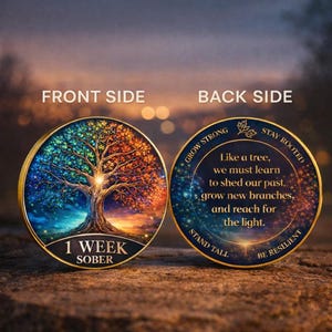 Può includere: Una moneta a due facce con bordo dorato. Il fronte presenta un design ad albero colorato con la scritta "1 WEEK SOBER". Il retro ha il testo "Like a tree, we must learn to shed our past, grow new branches, and reach for the light."