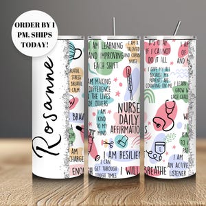 Peut inclure: Trois gobelets blancs avec des accents de paillettes et des motifs colorés. Les gobelets présentent des affirmations positives pour les infirmières, notamment "Affirmations quotidiennes des infirmières", "J'apprends et je m'améliore à chaque quart de travail" et "Je suis une écoute active".