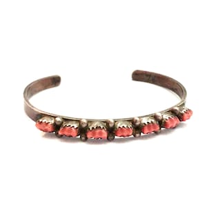 Könnte beinhalten: Ein silbernes Armband mit einer Reihe von rosafarbenen Korallensteinen.