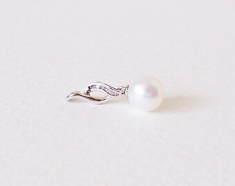 Vintage diamond baguettes and pearl 9ct white gold pendant