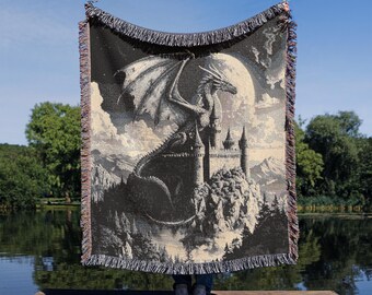 Manta tejida con dragón majestuoso, 100 % algodón, tapiz de fantasía cottagecore, para decoración del hogar con temática de fantasía y regalos únicos.