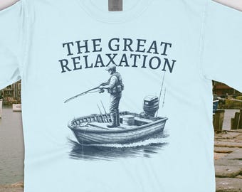 Camiseta retro de pesca con colores cómodos / Camiseta gráfica de gran relajación con diseño de barco vintage y pescador / Regalo para pescadores y amantes de la naturaleza