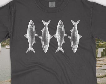 Camiseta de pesca retro con colores cómodos / Camiseta gráfica vintage con sardinas / Camiseta de regalo para pescadores al aire libre / Ropa para pescadores de aventura al aire libre