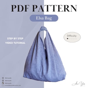 Puede incluir: Una bolsa Elsa de tela azul, con un asa anudada, es el punto focal de esta imagen. Las palabras "PDF PATTERN" y "Elsa Bag" se muestran en la parte superior. El texto "STEP BY STEP VIDEO TUTORIAL" también es visible. El nivel de dificultad se indica mediante una serie de círculos.