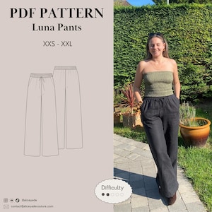 Puede incluir: Se muestra un patrón en PDF para los pantalones Luna, con tallas que van de la XXS a la XXL. La imagen muestra un dibujo lineal de los pantalones y una mujer que lleva pantalones negros y un top verde. La dificultad se indica con tres puntos.