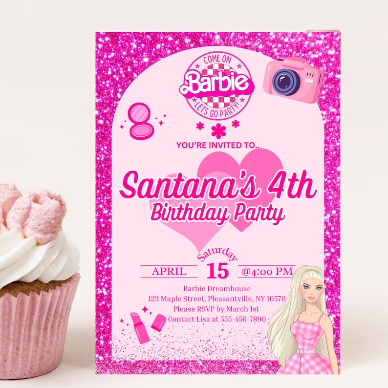 Op de afbeelding: Roze glitterachtergrond met een roze en witte Barbie-uitnodiging voor Santana's 4e verjaardag. De uitnodiging bevat een roze camera, een roze make-updoosje en een roze en wit Barbie-logo. De tekst op de uitnodiging luidt "Come on Barbie Let's Go Party!" en "You're Invited To... Santana's 4th Birthday Party". De uitnodiging bevat ook de datum, tijd en locatie van het feest.