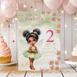 Puede incluir: Una invitación de cumpleaños para una niña que cumple dos años. La invitación presenta una ilustración de dibujos animados de un hada con piel morena, alas verdes y un vestido verde. El texto de la invitación dice "Our Little Fairy Isabella is turning... 2 July 24 1 PM - 9 PM Rest Country Club 6219 Aspen Hill Rd. Boulder, CO 80301 RSVP by 7/15"