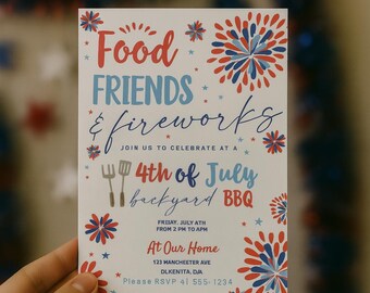 Op de afbeelding: Een witte uitnodigingskaart met rode, witte en blauwe tekst en illustraties. De kaart luidt "Food, Friends & Fireworks" en nodigt gasten uit voor een 4 juli achtertuin BBQ. Bevat adres- en RSVP-informatie.
