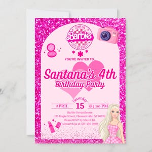 Op de afbeelding: Roze glitterachtergrond met een roze en wit Barbie-logo. De tekst "Come on Barbie, Let's Go Party!" staat onder het logo. Een roze camera, een roze make-updoosje en een roze lippenstift bevinden zich aan de linkerkant van de afbeelding. De tekst "You're Invited To... Santana's 4th Birthday Party" is geschreven in een roze hartvorm. De tekst "April 15 @4:00 PM" is in roze geschreven. De tekst "Barbie Dreamhouse 123 Maple Street, Pleasantville, NY 10570" is in zwart geschreven. De tekst "Please RSVP by March 1st Contact Lisa at 555-456-7890" is in zwart geschreven. Een cartoonafbeelding van Barbie bevindt zich aan de rechterkant van de afbeelding.