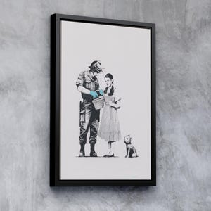 Banksy , Stop and Search | Art mural sur toile haut de gamme | Street art emblématique | Cadre flottant et options de cadre personnalisées | Prêt à accrocher
