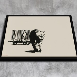 Puede incluir: Silueta en blanco y negro de un leopardo caminando frente a un camión con un código de barras en el lateral. El código de barras dice "31454 31762".