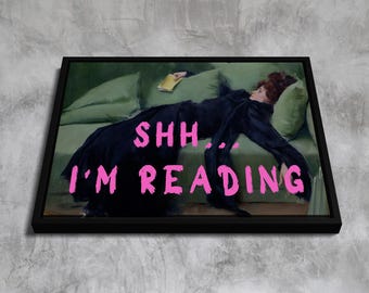 Shh I'm Reading ingelijste muurkunst | Aangepaste vintage poster | Roze maximalistisch decor | Decadente kunst aan de muur jonge vrouw | Op graffiti geïnspireerd decor