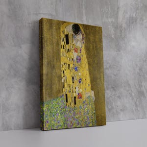 De kus (1907-1908) door Gustav Klimt | Ingelijste canvas muurkunst | Art Nouveau-meesterwerk | Zwevende lijst en lijstopties, klaar om op te hangen
