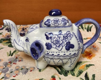 VTG Blue White Asian Elephant Tea Pot Porcelain Floral Chinoiserie Coastal Grandma Fairy Cottage Core Grandmillenial Old Money Traditional