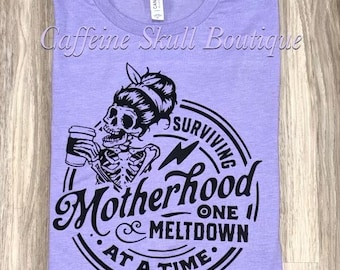 Camiseta divertida para mamás, camiseta de maternidad, sobreviviendo a un berrinche a la vez, camiseta de la vida de mamá, regalo para mamá