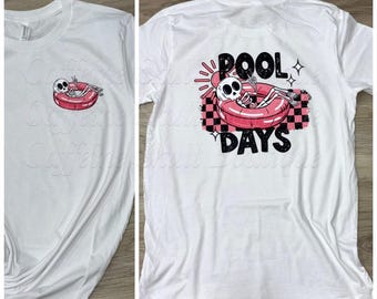 Journées à la piscine, heure à la piscine, chemise de piscine, squelette sur une bouée de piscine, bouée de piscine rose, jolie chemise de piscine, ambiance estivale, chaudes journées d'été, chemise d'été