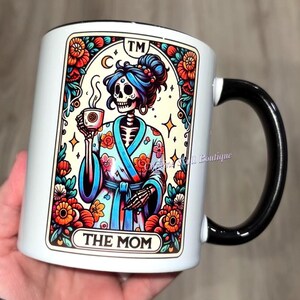 Taza de tarot para mamá, carta del tarot para mamá, mamá cafetera, amante del café, regalo para mamá, taza para mamá, carta del tarot para mamá en bata, mamá esqueleto, taza de esqueleto,