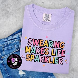 Schwören, Fluchen bringt das Leben zum Funkeln, schwörendes Shirt, Erwachsenen Humor, Erwachsenen Worte, lustiges, sarkastisches, buntes Shirt