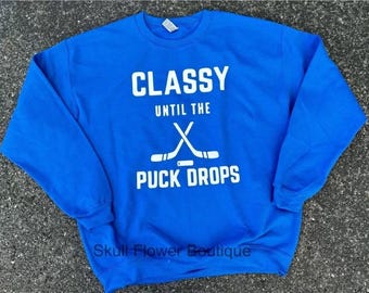 Di classe fino a quando non cade il disco, felpa da hockey, vita da hockey, maglietta da mamma da hockey, felpa da hockey divertente