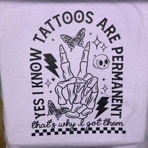 Tatoeages zijn permanent, daarom heb ik ze, grappige tattoo-hoodie, getatoeëerd meisje, ik hou van tatoeages, tatoeages zijn trashy, sarcastische hoodie afbeelding 5