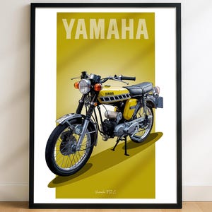 Könnte beinhalten: Gerahmter Druck eines gelben Yamaha-Motorrads vor gelbem Hintergrund. Das Wort "YAMAHA" steht in Weiß oben. Das Motorrad ist gelb und schwarz mit silbernen Details, ein klassisches Design.