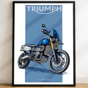 Könnte beinhalten: Gerahmter Druck eines blau-silbernen Motorrads mit dem Wort "TRIUMPH" oben. Das Motorrad hat einen blauen Tank und einen schwarzen Rahmen. Der Text "Scrambler 1200xe" befindet sich unten im Bild.