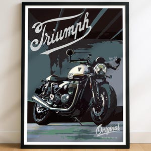 Pode incluir: Pôster emoldurado com uma ilustração de motocicleta Triumph. A obra de arte apresenta uma motocicleta em preto e branco, o logotipo Triumph e as palavras "Original Motorcycles". O fundo é uma mistura de cinza e azul.
