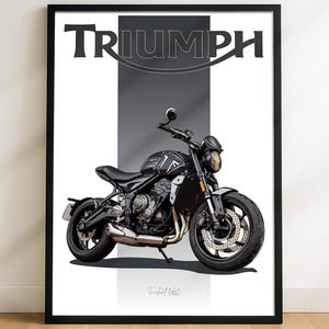 Puede incluir: Impresión enmarcada con una ilustración de una motocicleta Triumph Trident 660 negra. La obra de arte tiene un fondo blanco y gris con la palabra "TRIUMPH" en la parte superior. La motocicleta es negra con detalles plateados. El texto "Trident 660" está en la parte inferior.