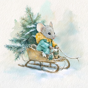 Peut inclure: Illustration à l'aquarelle d'une souris dans une luge en bois tirant un petit sapin de Noël. La souris porte une écharpe jaune et un manteau vert. La scène se déroule dans un environnement enneigé.