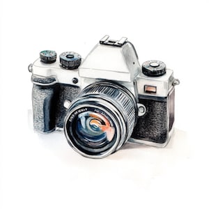 Op de afbeelding: Waterverfschilderij van een vintage camera. De camera is voornamelijk wit en zwart met een zilveren lens. De lens reflecteert een kleurrijk beeld. De camera heeft verschillende draaiknoppen en knoppen aan de bovenkant. De algehele stijl is artistiek en gedetailleerd.