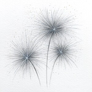 Könnte beinhalten: Ein Aquarellgemälde von drei stilisierten Pusteblumen-Samenköpfen in Grau- und Silbertönen vor weißem Hintergrund. Das Kunstwerk zeigt zarte Linien und gesprenkelte Details, die einen weichen, ätherischen Effekt erzeugen. Die Stiele sind leicht gebogen.