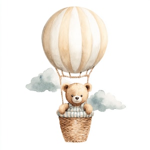 Può includere: Illustrazione ad acquerello di un orsacchiotto in mongolfiera. Il pallone è a righe beige e bianche, con un cestino intrecciato. L'orso indossa una tuta a righe blu e bianche. Morbide nuvole blu sullo sfondo.