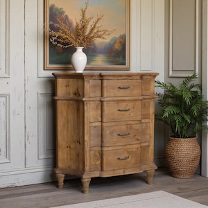 Bauernhaus Charme: Vintage French Country Hohe Truhe mit rustikalem Appeal