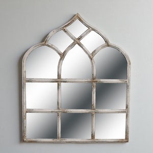 Espejo de ventana con arco gótico: decoración de pared rústica en blanco desgastado