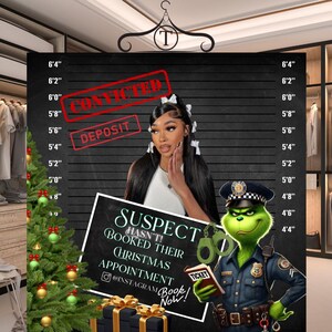 Puede incluir: Un cartel en blanco y negro con el texto "SUSPECT HASN'T! BOOKED THEIR CHRISTMAS APPOINTMENT @INSTAGRAM Book Now!" Una mujer con el pelo largo y negro está de pie junto al cartel. Lleva una camisa blanca y tiene un lazo blanco en el pelo. Un personaje verde del Grinch con uniforme de policía está de pie junto a la mujer. El Grinch sostiene unas esposas y un billete. El fondo es una pared en blanco y negro con medidas de altura.