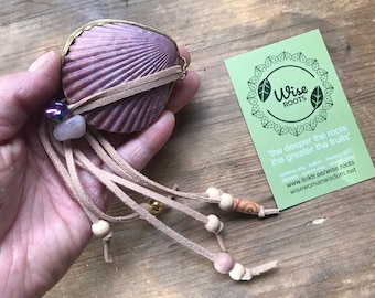 SHAMAN SHELL RATTLE sagrado eliminar negatividad concha sonajero aura cuarzo howlita madre de perla madera de haya semillas bodhi vintage vegano amigable