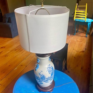 Vintage Blue & White chinesische Porzellanglas-Lampensockel - Dorfszene Chinoiserie Tischlampe