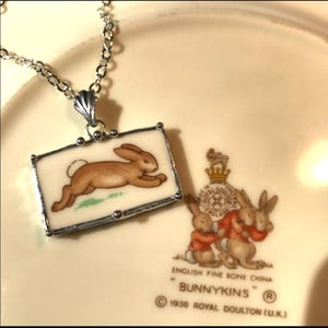 Royal Doulton BUNNYKINS Gebrochenes Porzellan Schmuck Laufende Häschen-Rechteck-Halskette